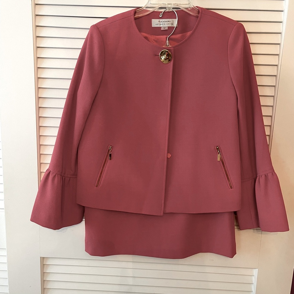 Tahari Authur Levine  Elegant Suit with jacket and skirt (size 8)